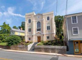 The Revival Room: Historic Staunton, holiday home in Staunton