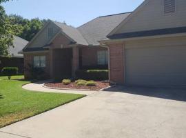 Newly renovated home in Temple Medical District, hotel in Temple