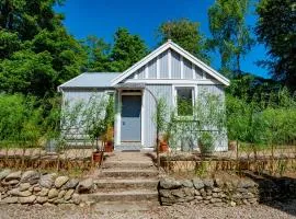Tin Cabin in peaceful Angus glen
