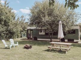 Relaxing retreat for 2 on beautiful converted bus, vacation rental in Levaré