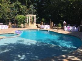 Annapolis Area Private, 3 Bedroom Pool, Jacuzzi & Sauna & Casino-Like Game Room, villa in Davidsonville