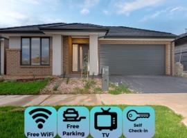 ResortStyle 4BR House with parking, hotel in Werribee
