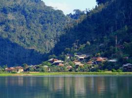 Pac Ngoi Village Homestay, hotel con parcheggio a Ba Be18