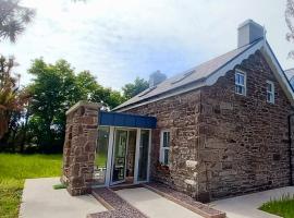 Dingle Woodland Cottage، شقة في دينغل