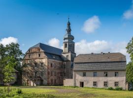 Zamek Sarny - Schloss Scharfeneck – hotel w Kłodzku