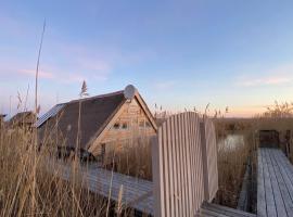 Seehütte Neusiedlersee - Pfahlbau Waterfront 1, hotel v destinaci Rust