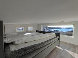 New villa, 45sqm, 2 bedrooms, loft, 80m from beach, fantastic views & very quiet area, hotel v mestu Onsala