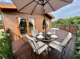 Buttercup Lodge With Hot Tub, lodge in Little Habton