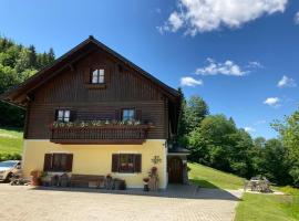 Ferienwohnung Michaela, hotel com estacionamento em Lackenhof