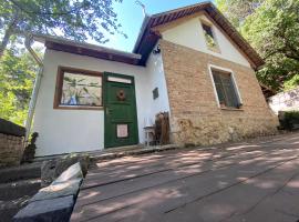 Rustic Cottage & Garden Retreat on Buda Hilltop, cottage in Budapest