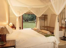 Marula Lodge، مكان تخييم فخم في Mfuwe