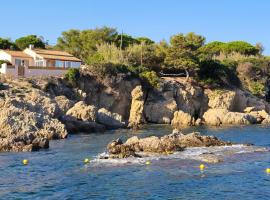 Villa en bord de mer face à l'Ile de Porquerolles – willa w Porquerolles