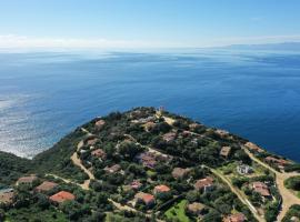 Villa Lyra - Private with Incredible Sea and Sunset Views with Hot Tub, hotel with jacuzzis in Torre delle Stelle