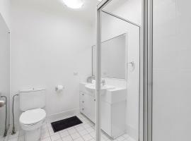 Ferguson St The Beach House Cosy Cottage with Pool, ξενοδοχείο σε Sunshine Beach