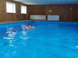 Ferienwohnung am Waldsee mit Schwimmbad、ゲルンスバッハの格安ホテル