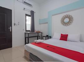 RedDoorz @ Jalan Raya Tuparev Karawang: Karawang şehrinde bir otel