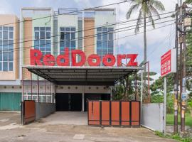 RedDoorz near Palembang Trade Center 4, hotel v destinaci Sukarami