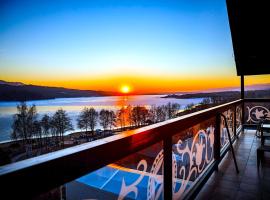 Apartament33 Luxury View Centralny Widok na jezioro sauna, siłownia - 100 metr&oacute;w od Jeziora Czorsztyńskiego i ścieżki rowerowej Velo Czorsztyn obok Kluszkowce Ski, luxury hotel in Kluszkowce