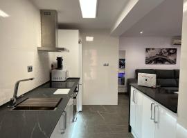 Apartamento espacioso de diseño a 3 min RENFE con Parking Privado, hotell i Córdoba