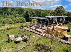 The Good Life Wales with Hot tubs, hotel dengan hot tub di Llywel