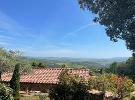 Casa di campagna in collina, hotel com estacionamento em Tatti