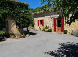 Holli cottage - Charming 2 bedrooms with terrace., hotel in Saint-Avit-Rivière
