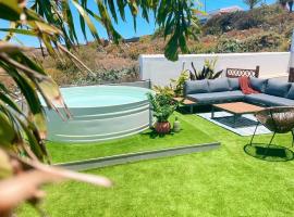 Casa con piscina y jardín con vistas al mar, cheap hotel in Puerto de la Madera