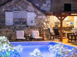 Holiday House with heated pool, hotel v destinácii Srinjine