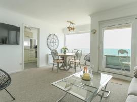 Tides - Beach front apartment in Bracklesham Bay, huoneisto kohteessa Chichester