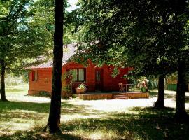 Chalet en forêt, brame du cerf, Belesbat Golf, Valpuiseaux, hótel í nágrenninu