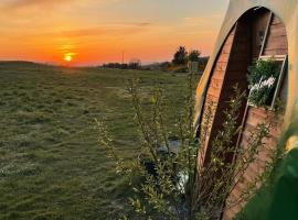 Pant y Rhedyn Glamping and camping site, glamping em Abergele