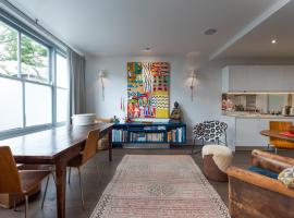 Classic Hammersmith Home by Ravenscourt Park by UnderTheDoormat, וילה בלונדון