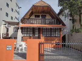 Apartamento estilo chalé - Enxaimel, hotel dicht bij: Monkey Hill, Bombinhas