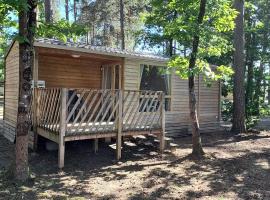 Camping Onlycamp Les Pins, hotel di Nançay