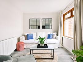 FAMILY TOWN HOUSE (with garden & private parking), hotel di Belfast
