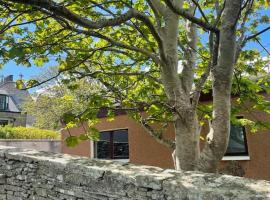 Cosy cottage in Kveldrso Gardens, hotelli kohteessa Lerwick