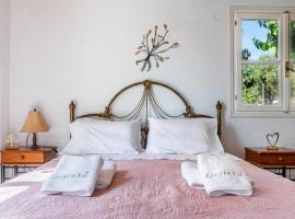 Skopelos Amigdalia cottage, pet-friendly hotel in Skopelos Town