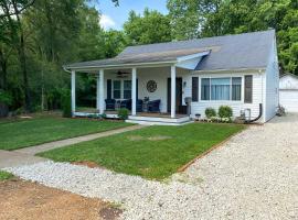 Quaint Creekside Cottage with Porch and Backyard!, hotell i Lexington