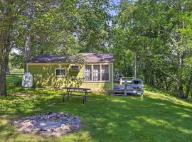 Tranquil Cabin with Fire Pit - Fishermans Paradise!, hotel in Montello