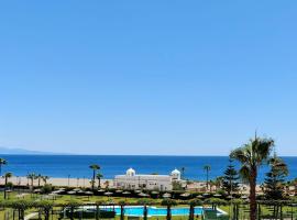 NORIA 2, pied dans le sable, magnifique vue mer, piscine, garage, climatisation, hôtel à San Luis de Sabinillas