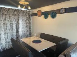Stylish and Large 3 bed house, private parking on premise, conservatory, large garden close to KFC and McDonalds