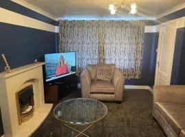 Stylish 3 bed house, private parking on premise, with conservatory, close to KFC, McDonalds, ALDI and ASDA