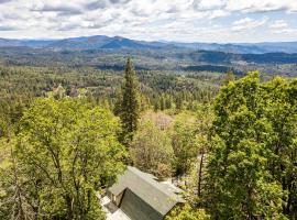 Eagle View Mountain Retreat with stunning views, hot tub, decks, 1 acre, cottage in Sonora