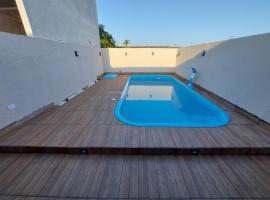 Balneário Céu Azul, com piscina a 350m da praia, παραθεριστική κατοικία σε Matinhos