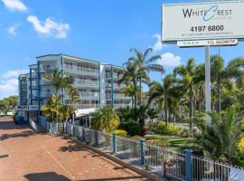 White Crest Apartments: Hervey Bay şehrinde bir otel