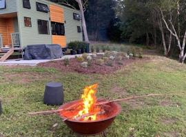 Gorgeous 2 bedroom tiny house plus luxury Glamping, glamping site sa Bollier