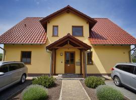 Balkon mit Meerblick, gratis Nutzung vom AHOI Erlebnisbad und Sauna in Sellin - Haus De niege Wech FeWo 04, hotel in Thiessow