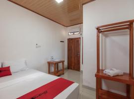 RedDoorz Syariah near Jakabaring Sport City Palembang, hotel with parking in Kertapati