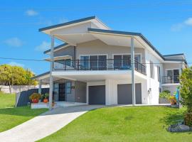 Honeysuckle beachfront home with pool, hôtel pour les familles à Bonny Hills