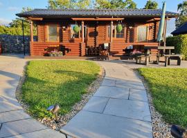 Cosy Countryside Log Cabin, chalet i Kilkenny